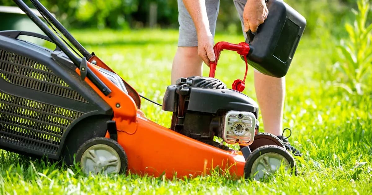 Jaka benzyna do kosiarki? Wybierz najlepsze paliwo dla swojej maszyny