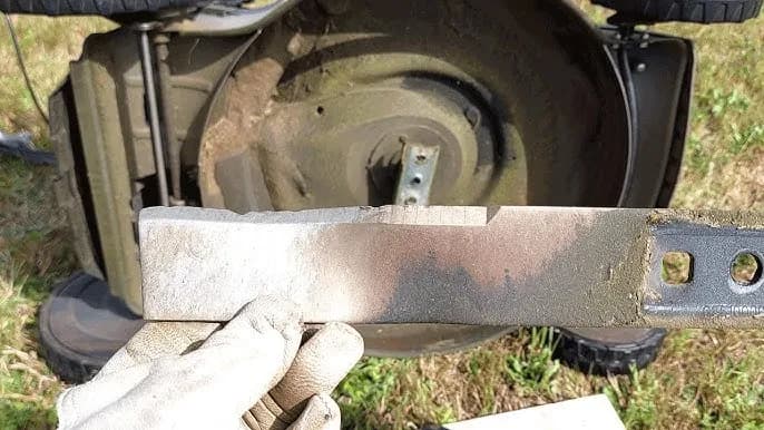 Jak odkręcić nóż w kosiarce i uniknąć niebezpieczeństw podczas pracy