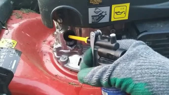 Jak zmienić olej w kosiarce - uniknij najczęstszych błędów i oszczędzaj