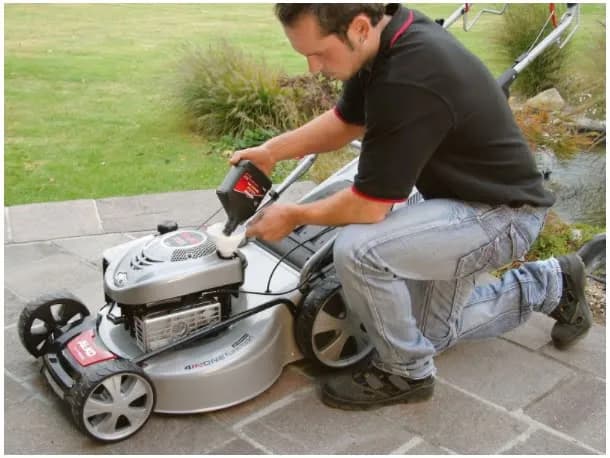 Ile oleju do kosiarki rotacyjnej? Uniknij kosztownych błędów