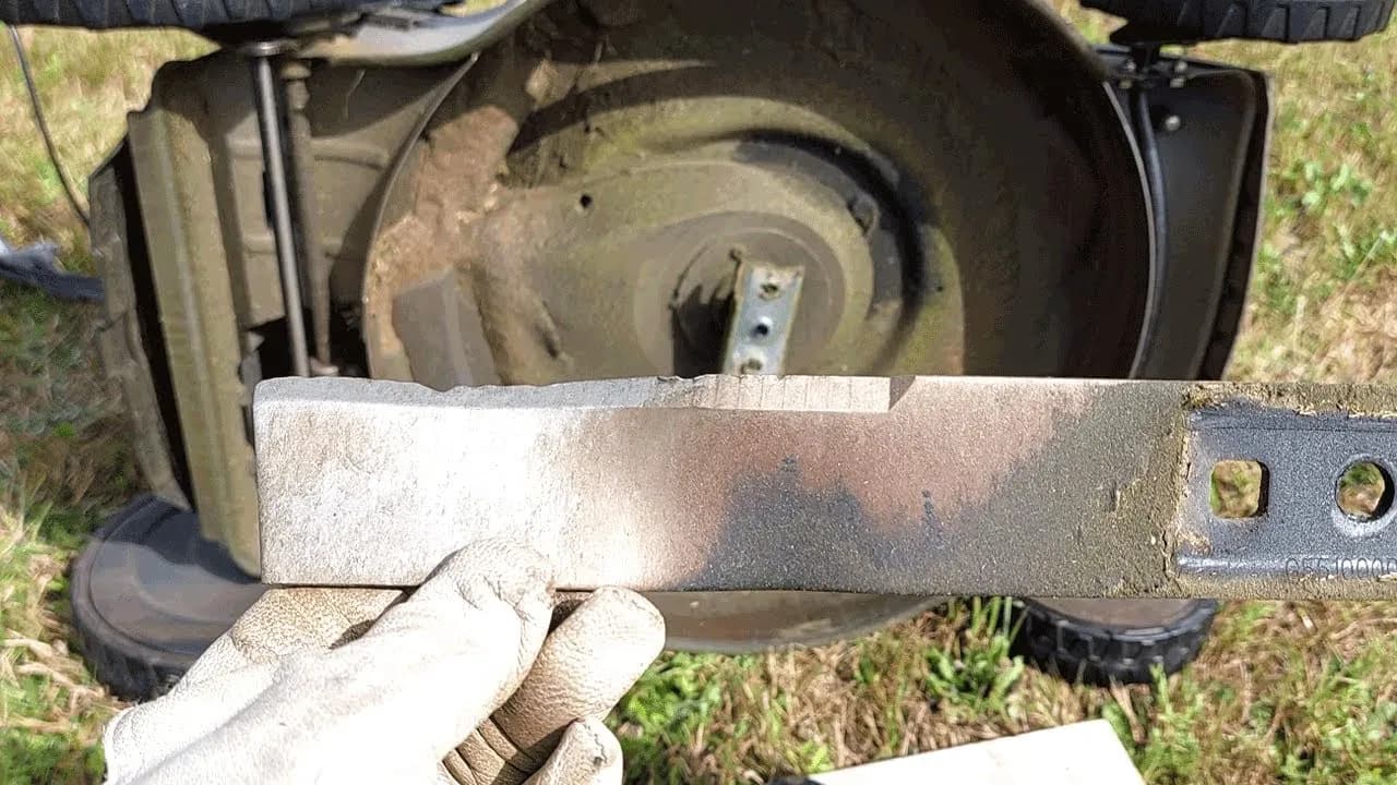 Jak założyć nóż do kosiarki – uniknij błędów i koszenia trawy