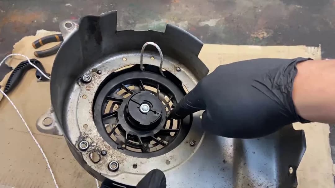 Jak wymienić linkę napędu w kosiarce Briggs&Stratton bez problemów