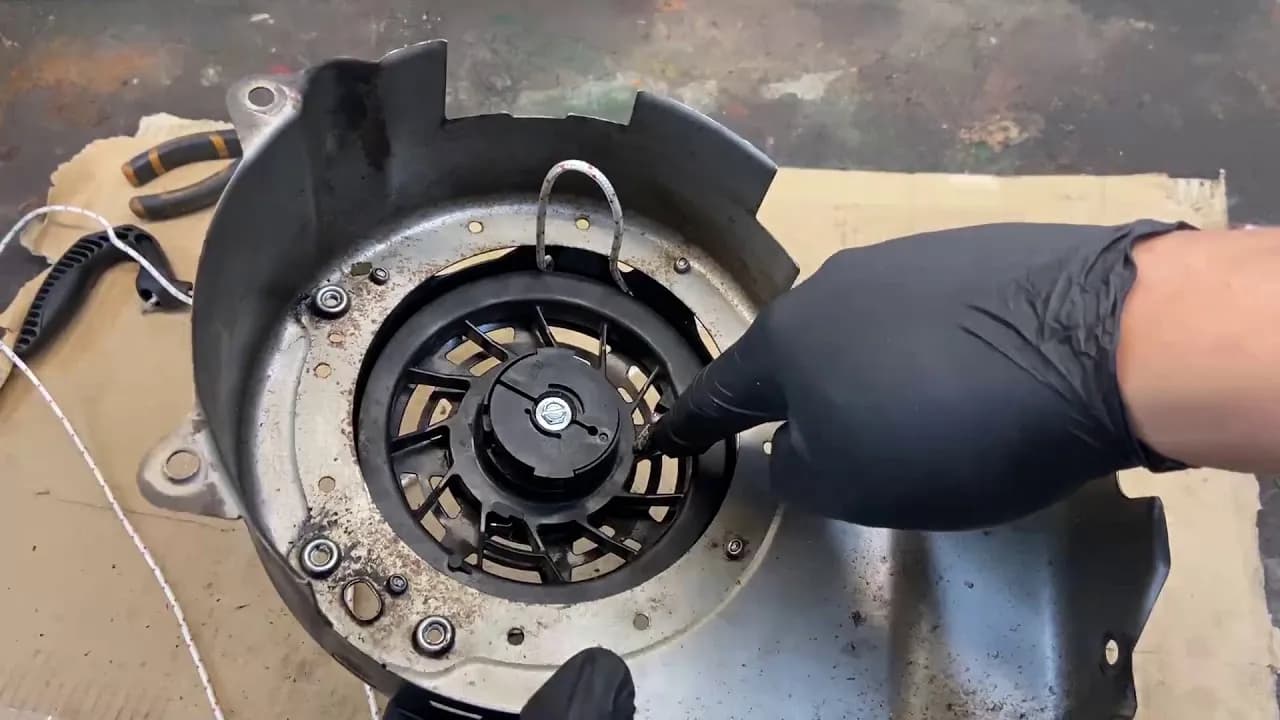 Jak wymienić linkę napędu w kosiarce Briggs&Stratton bez problemów