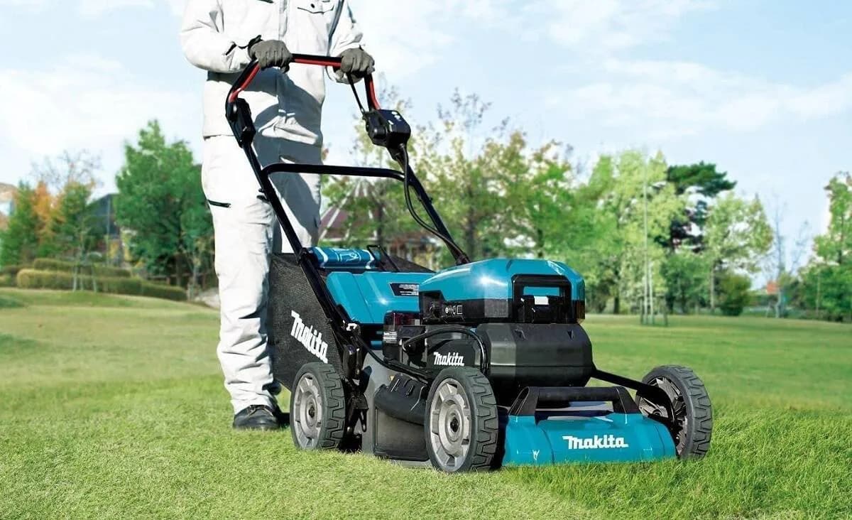 Kosiarka z napędem czy bez: co wybrać, aby ułatwić sobie pracę?