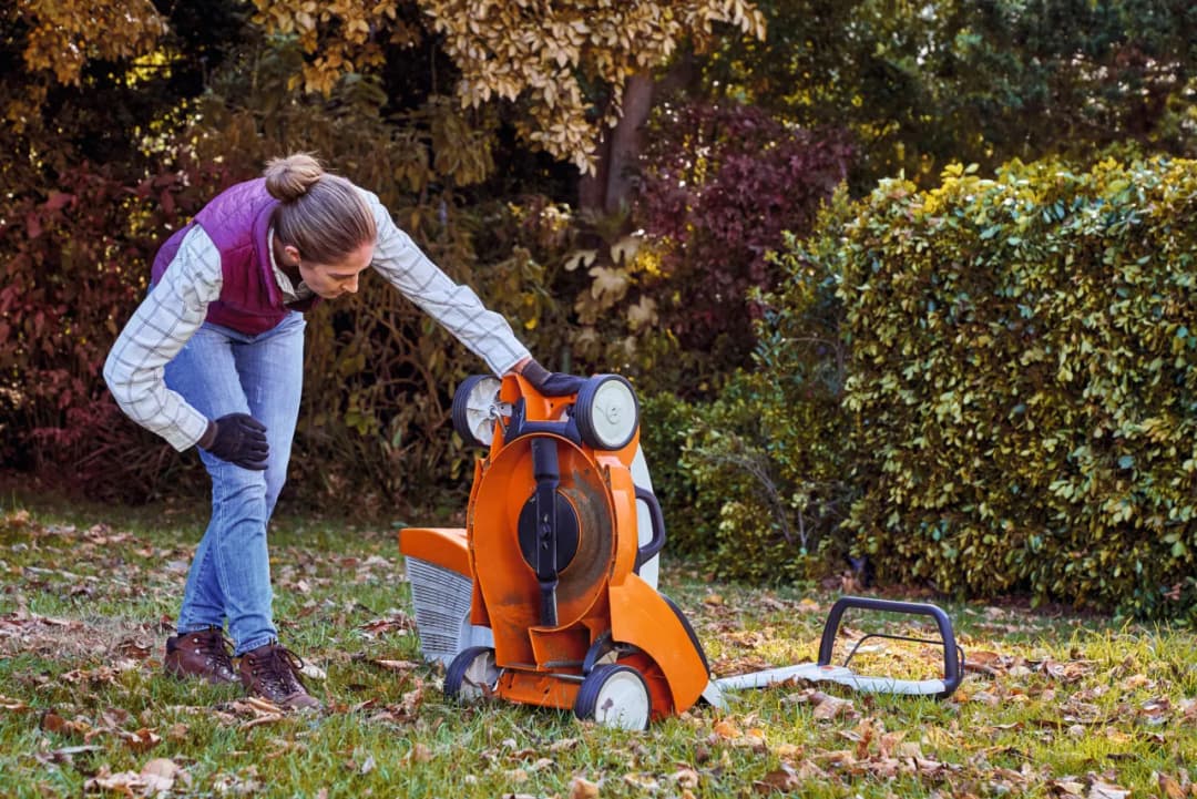 Na którą stronę przechylać kosiarkę, aby uniknąć uszkodzeń?